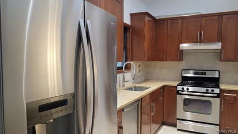 Multifamily For Rent - 240-29 70 Avenue #2<br/> Queens County, Douglaston, NY 11362