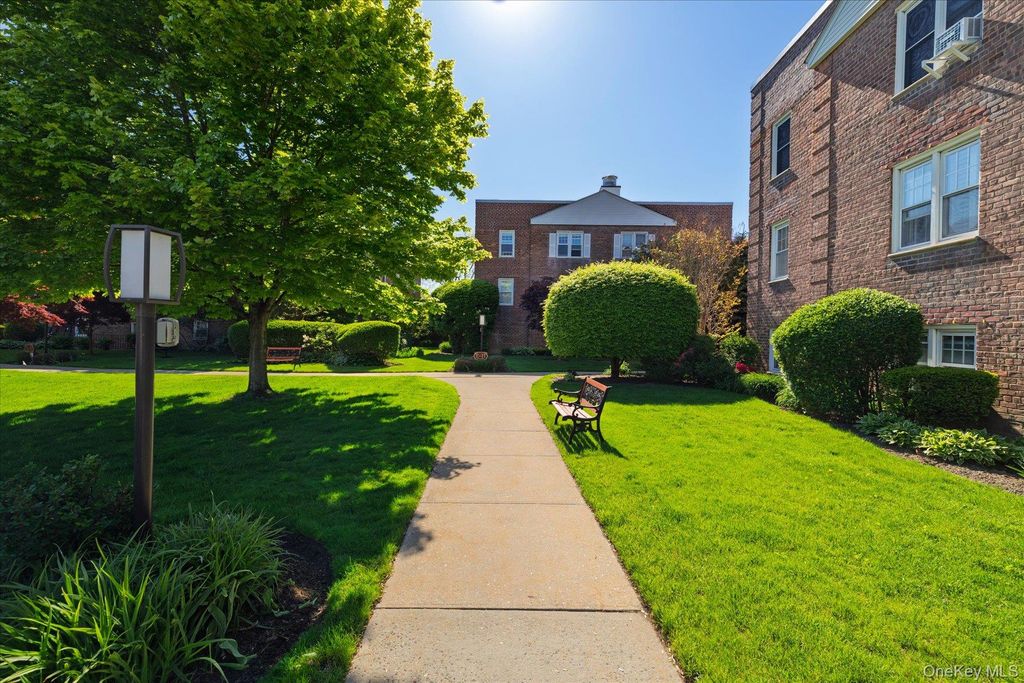 Photo of 200 N village Avenue #F6, Rockville Centre, NY 11570 (MLS # 000135)