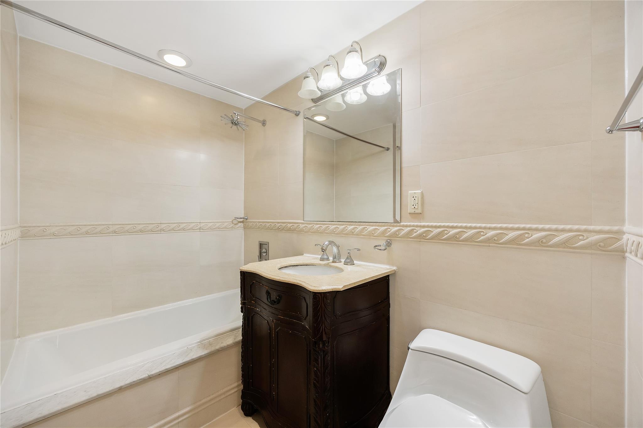 Property for Sale at Sanford Ave Ave 20B, Flushing, Queens, NY - Bedrooms: 2 
Bathrooms: 2 
Rooms: 5  - $956,000