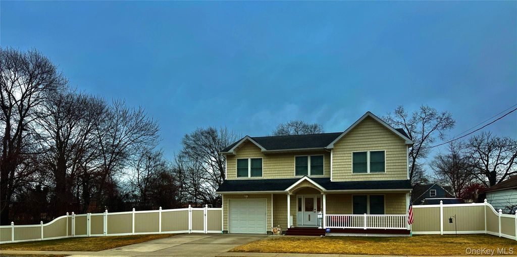 Photo of 285 Daniel Street, Lindenhurst, NY 11757 (MLS # 952789)