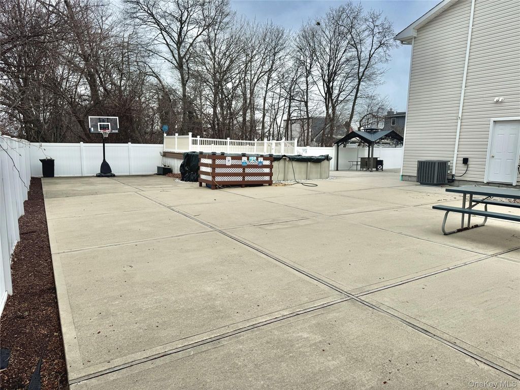 Photo of 285 Daniel Street, Lindenhurst, NY 11757 (MLS # 952789)