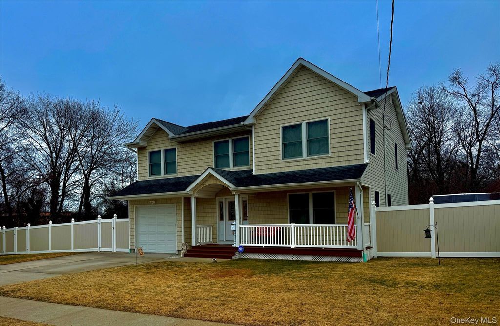 Photo of 285 Daniel Street, Lindenhurst, NY 11757 (MLS # 952789)