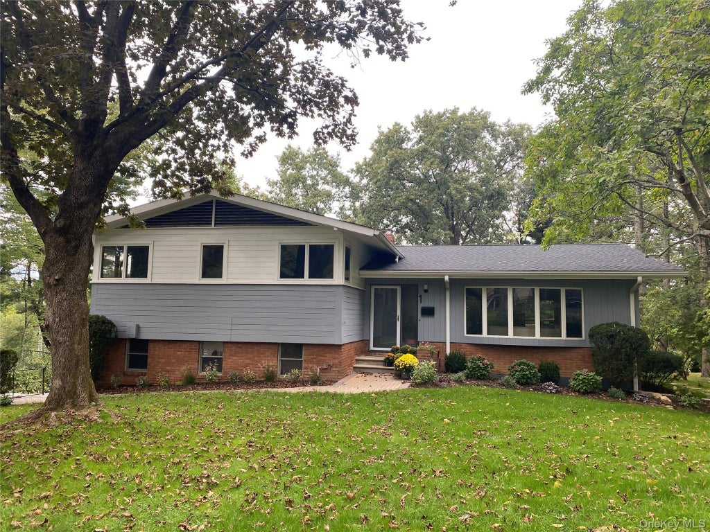 Photo of 1 Leone Close, Scarsdale, NY 10583 (MLS # 1055102)