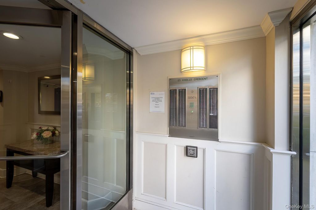 Photo of 25 Knolls Crescent #6A, Bronx, NY 10463 (MLS # 968999)