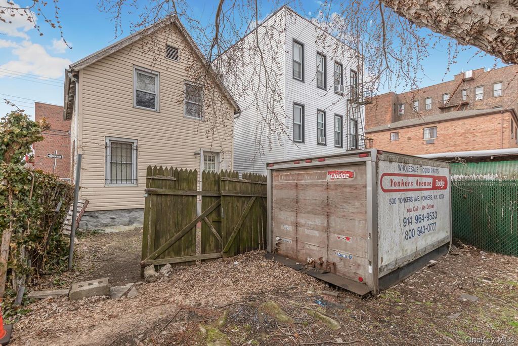 Photo of 777 E 225th Street, Bronx, NY 10466 (MLS # 982115)