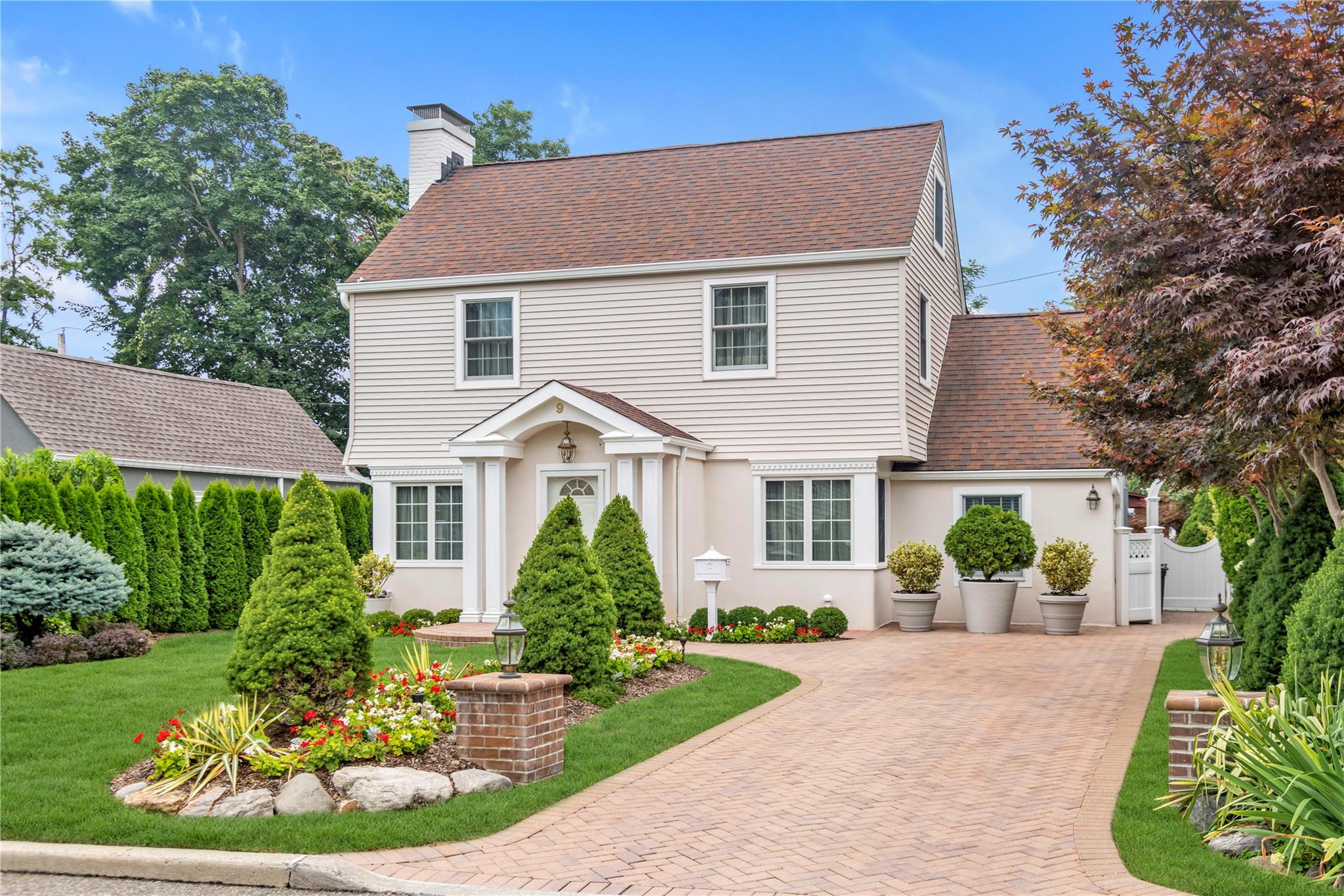 9 Robin Road, Manhasset, New York image 1