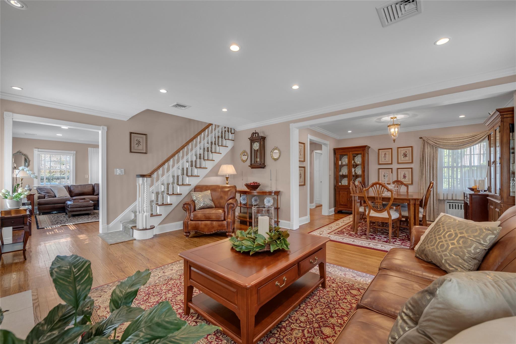 9 Robin Road, Manhasset, New York image 4