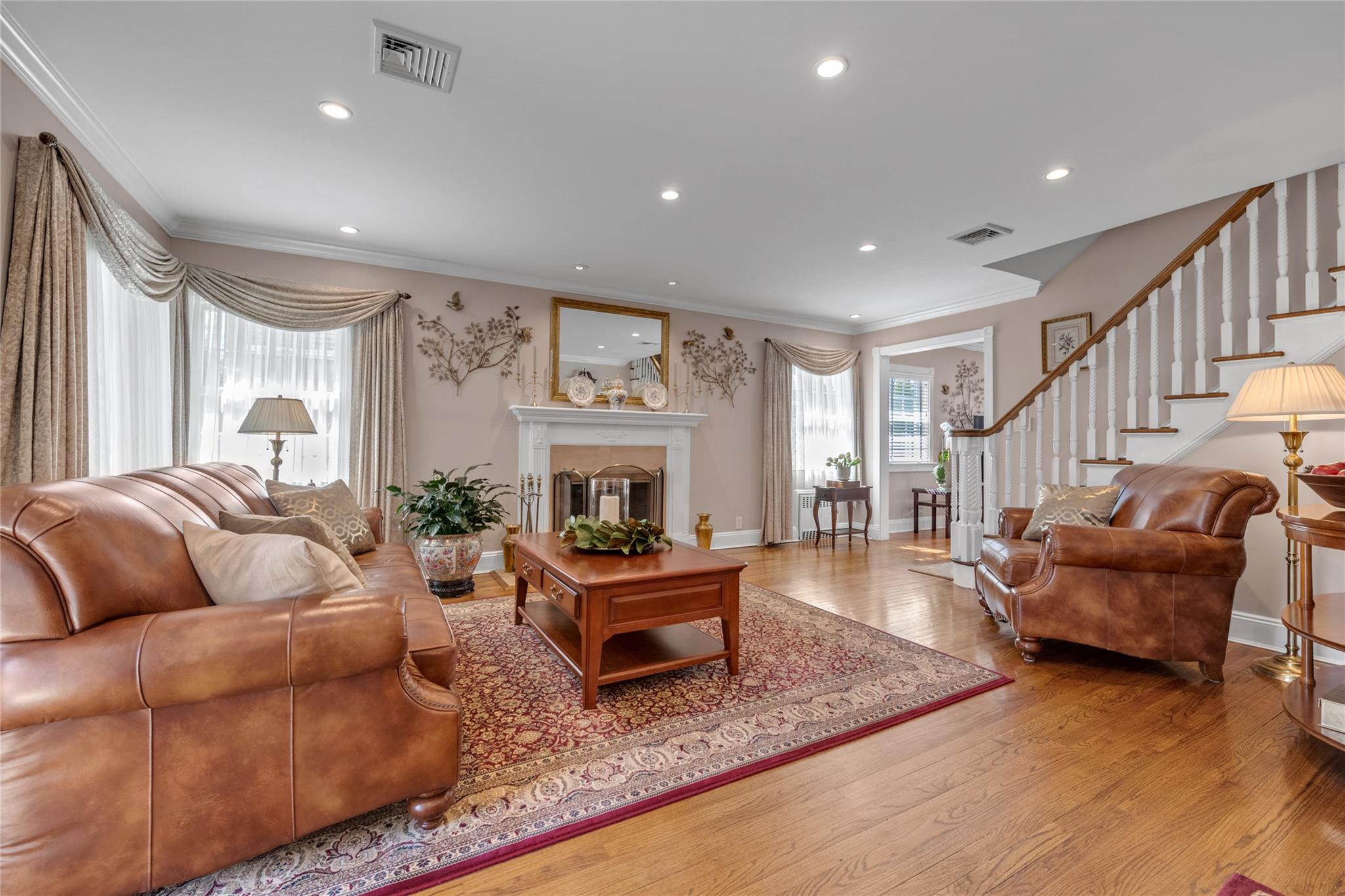 9 Robin Road, Manhasset, New York image 3