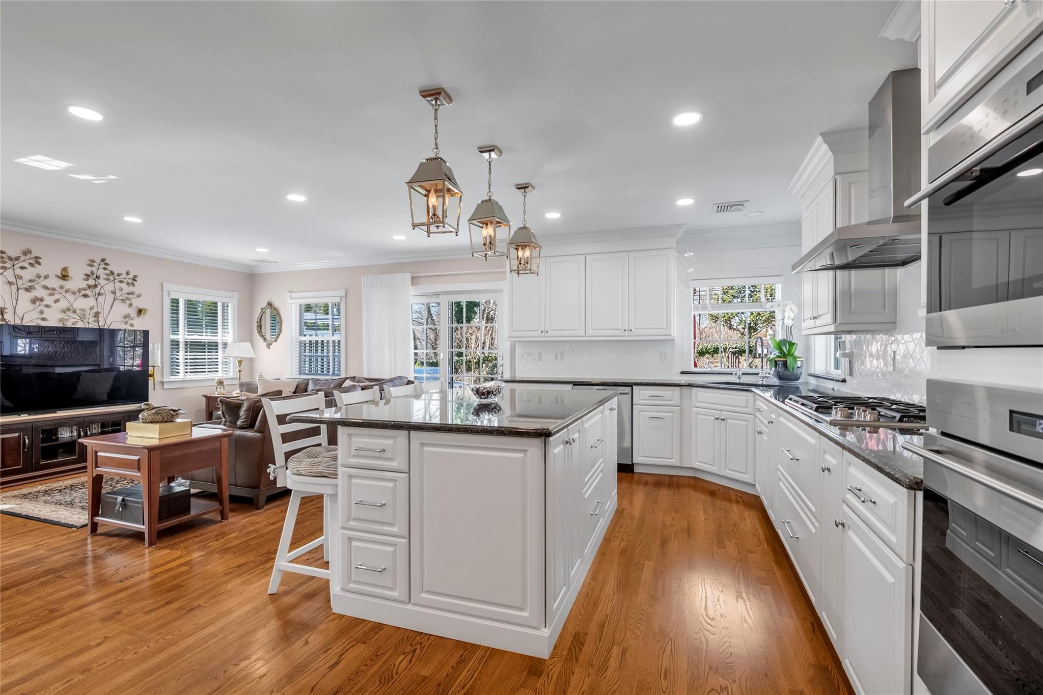 9 Robin Road, Manhasset, New York image 10