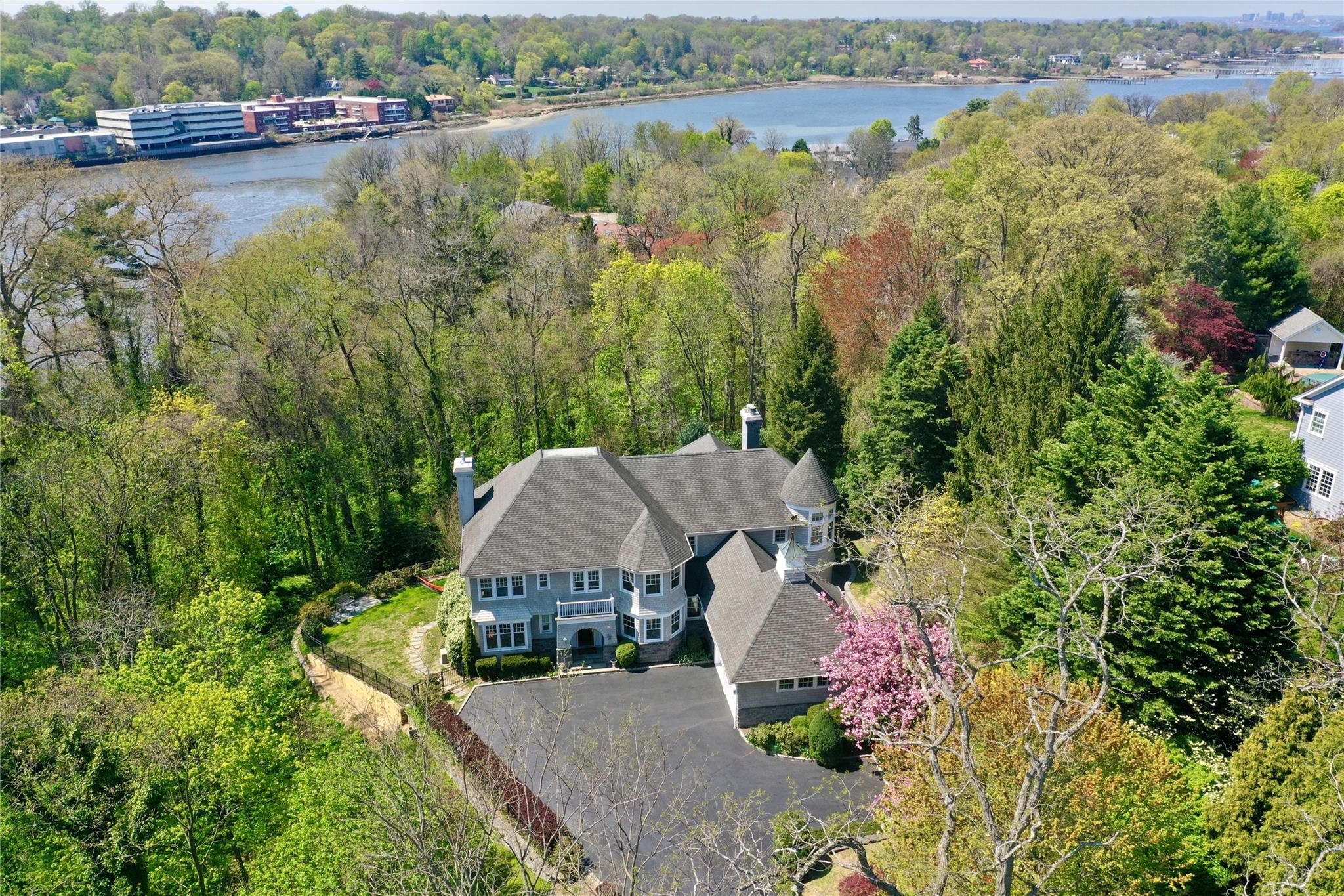 164 Colonial Parkway, Manhasset, New York image 6