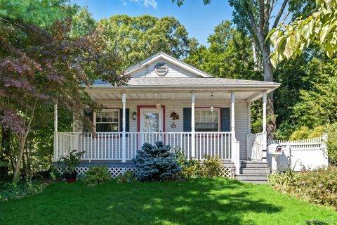 Photo of 24 Overlook Drive, Huntington, NY 11743 (MLS # 924433)
