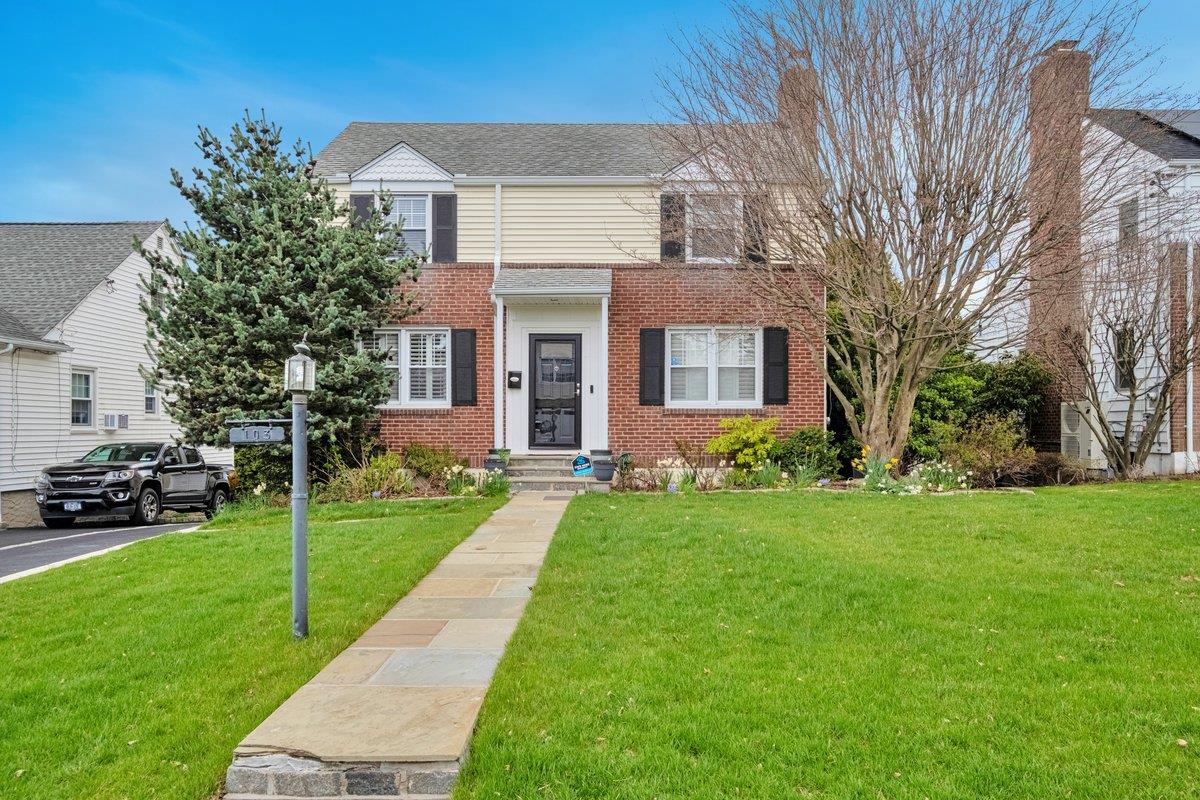 Bell Road, Scarsdale, New York - 4 Bedrooms  
3 Bathrooms  
8 Rooms - 
