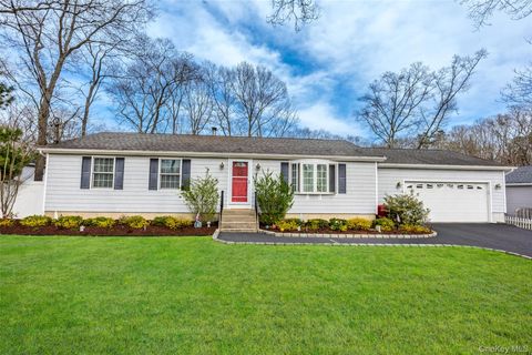 Photo of 9 S Pond Trail, Ridge, NY 11961 (MLS # 983898)