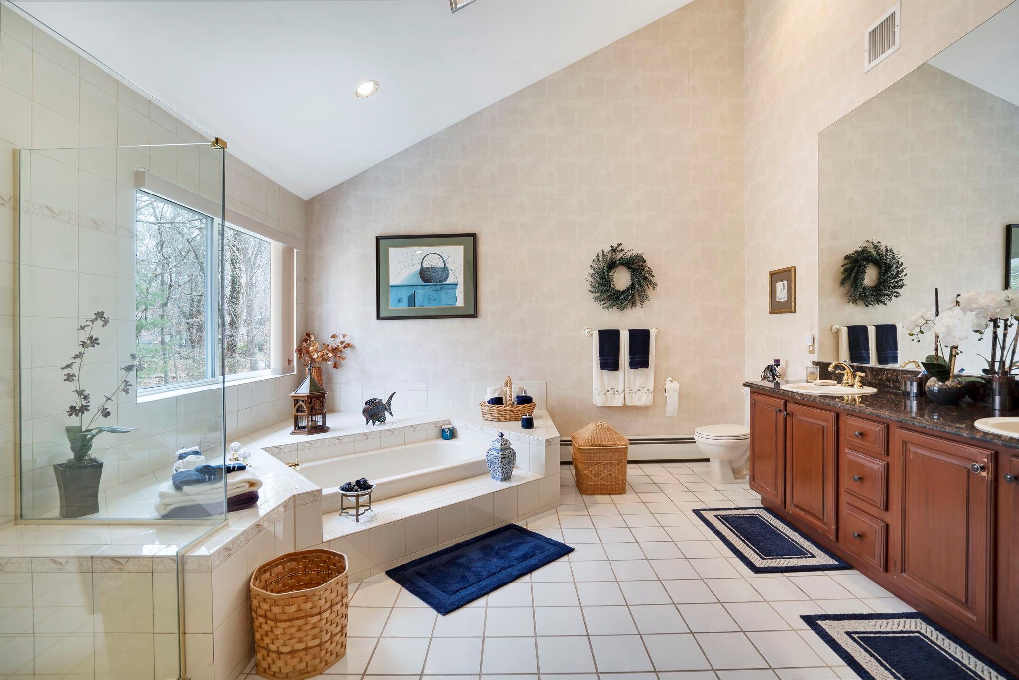 7 N Gateway Lane, Manorville, New York image 22