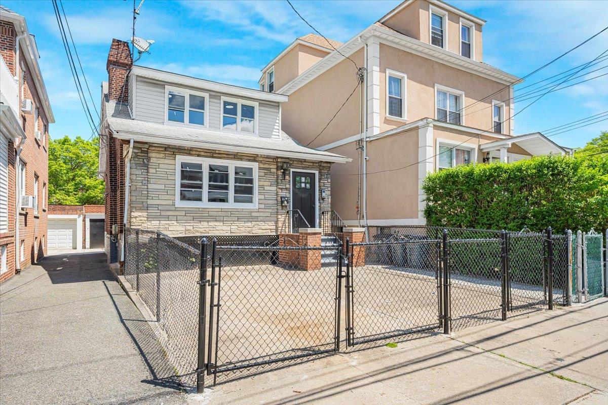Yates Avenue, Bronx, New York - 4 Bedrooms  
2 Bathrooms - 