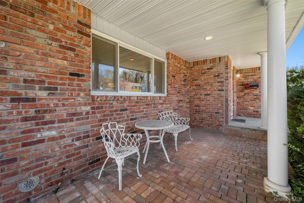 Photo of 8 Cathy Lane, Great Neck, NY 11024 (MLS # 981256)