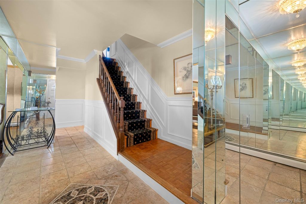 Photo of 8 Cathy Lane, Great Neck, NY 11024 (MLS # 981256)