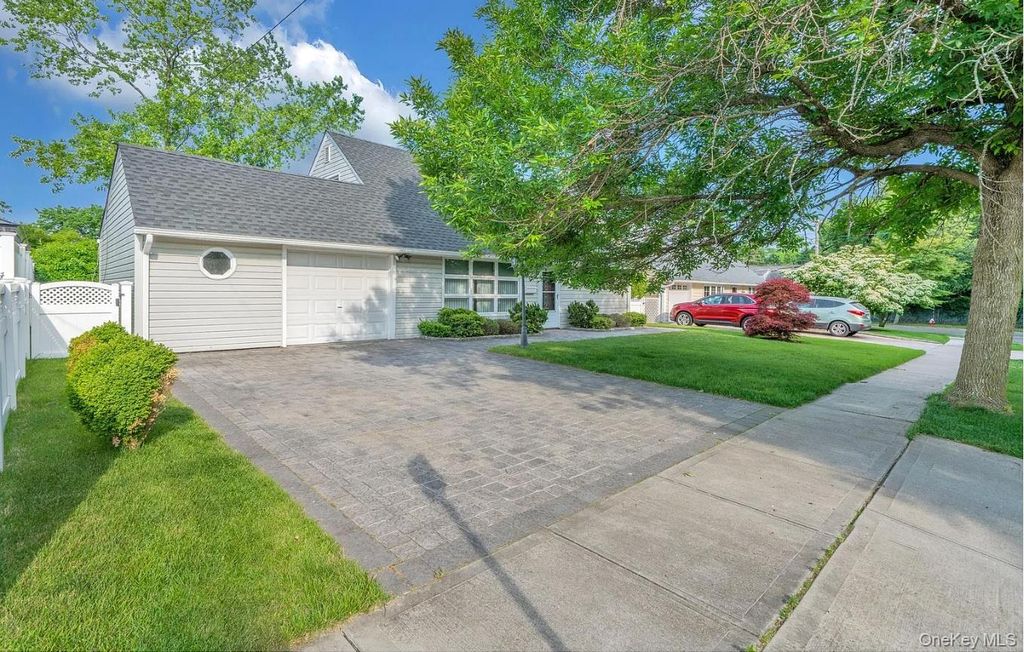 Photo of 6 Arizona Avenue, Syosset, NY 11791 (MLS # 954523)