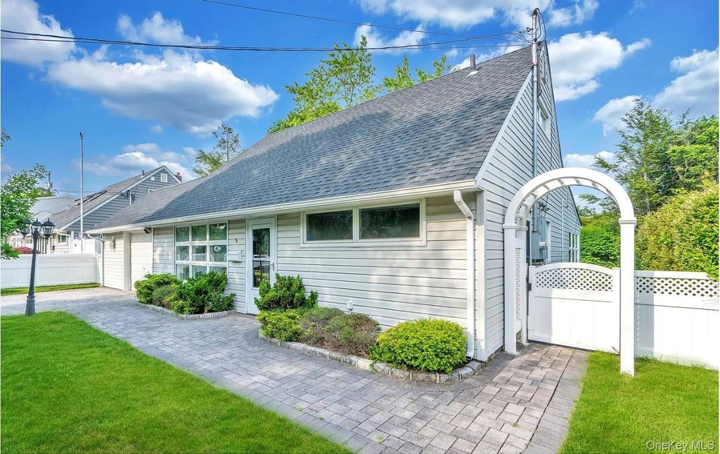 Photo of 6 Arizona Avenue, Syosset, NY 11791 (MLS # 954523)