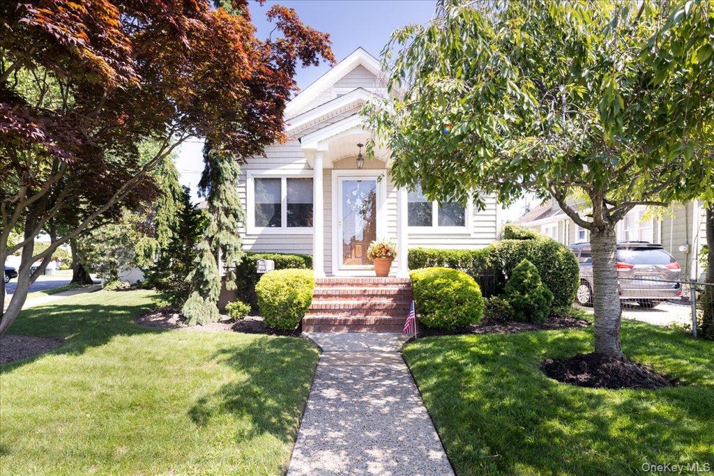 Photo of 714 Wyckoff Avenue, Bellmore, NY 11710 (MLS # 1030806)