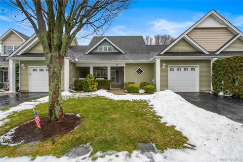 Condo For Sale - 5 Newcastle Court<br/> Riverhead, NY 11901