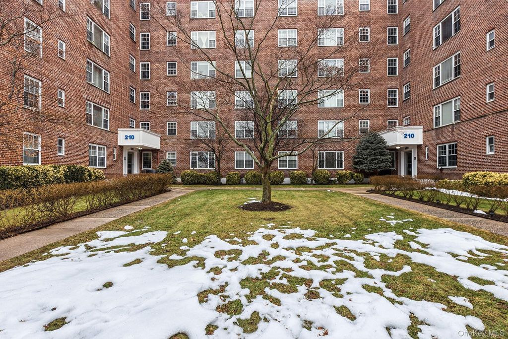 Photo of 210 Pelham Road #6E, New Rochelle, NY 10805 (MLS # 963384)