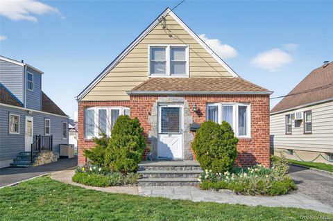 37 Manhattan Avenue, Westbury, NY 11590 - MLS#: 975300