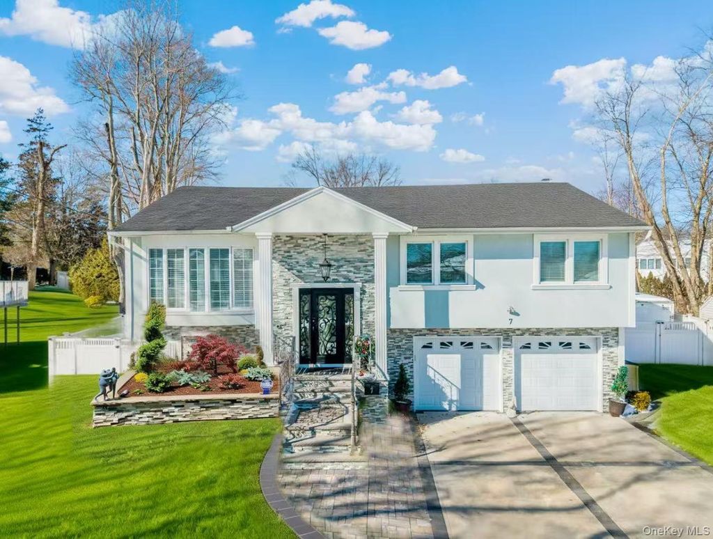 Photo of 7 Dunhill Road, Manhasset Hills, NY 11040 (MLS # 958064)