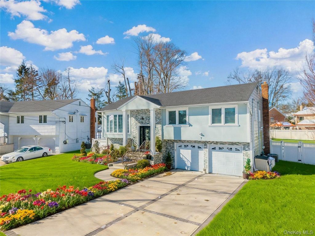 Photo of 7 Dunhill Road, Manhasset Hills, NY 11040 (MLS # 958064)