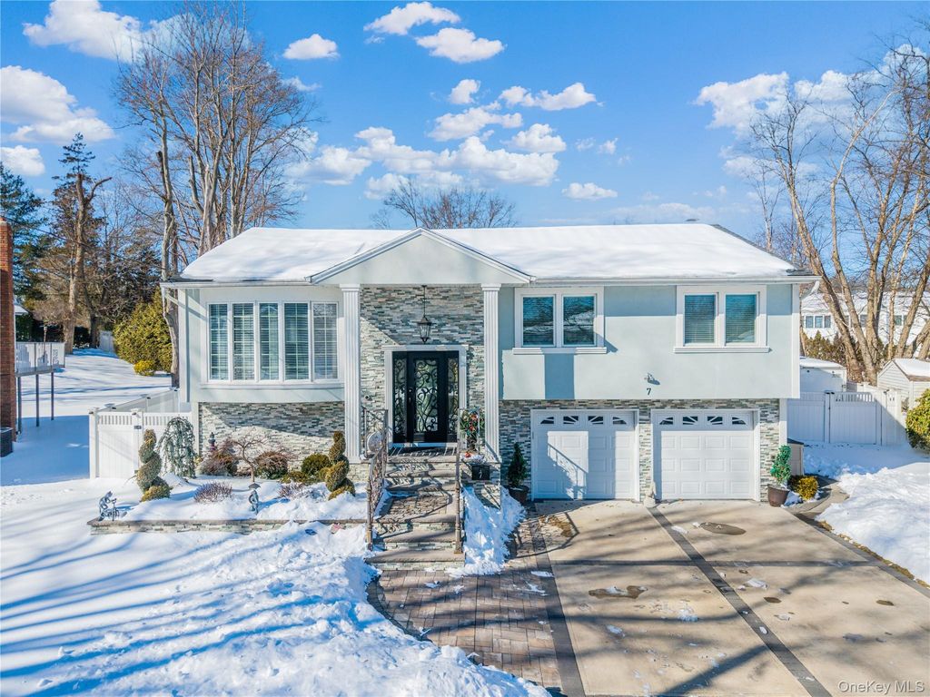 Photo of 7 Dunhill Road, Manhasset Hills, NY 11040 (MLS # 958064)