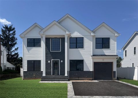 48 Knickerbocker Road E Plainview NY 11803