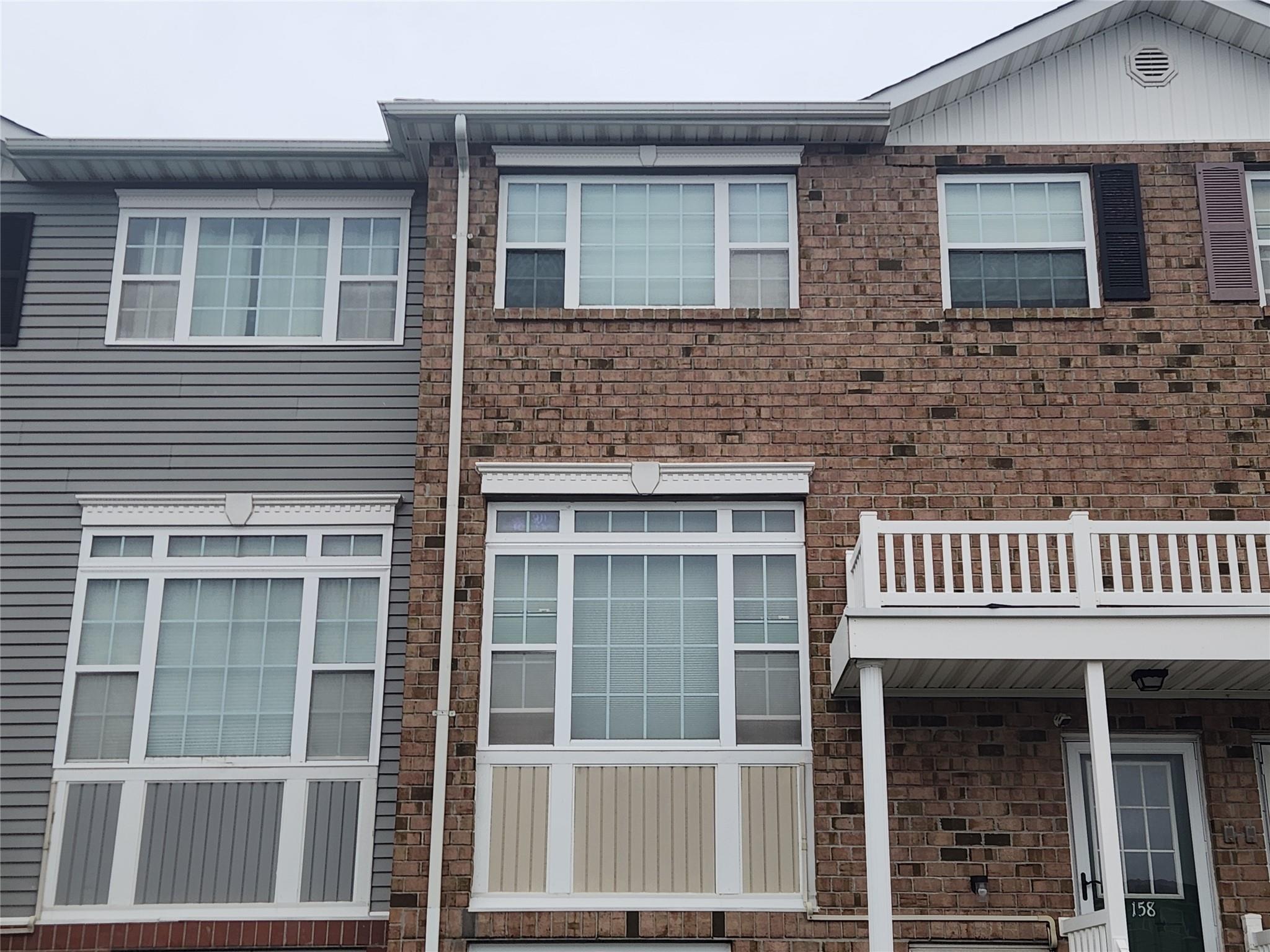 Beacon Lane 158, Bronx, New York - 3 Bedrooms  
2 Bathrooms  
5 Rooms - 