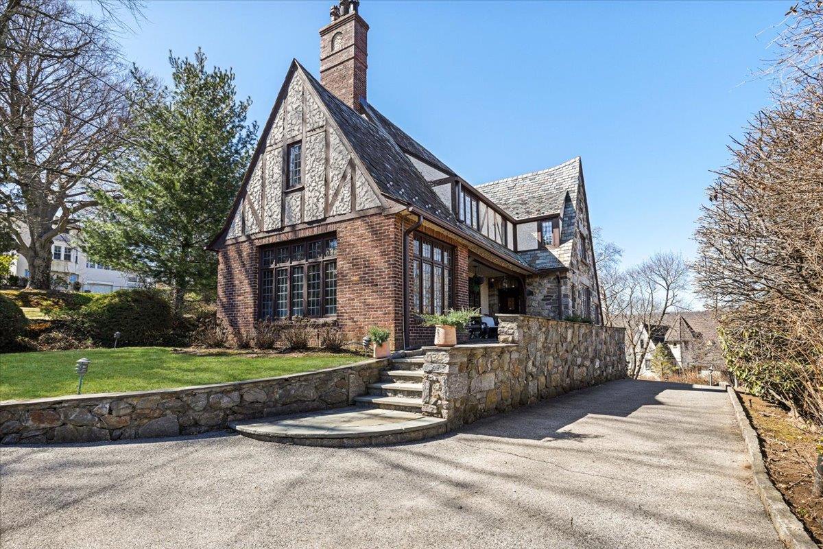 Club Way, Hartsdale, New York - 4 Bedrooms  
3 Bathrooms  
8 Rooms - 