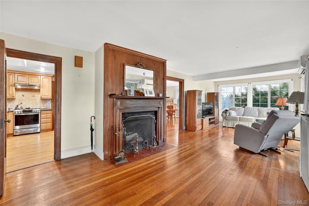 Photo of 10 Edna Street, White Plains, NY 10606 (MLS # 927839)