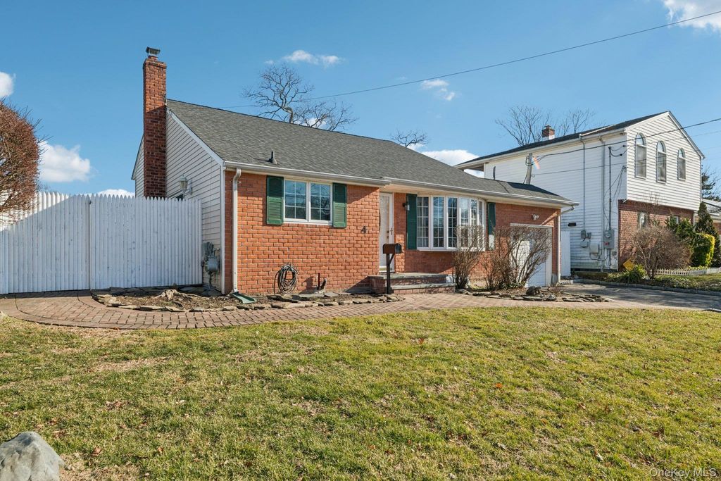 Photo of 4 Oakley Drive, Huntington Station, NY 11746 (MLS # 951651)