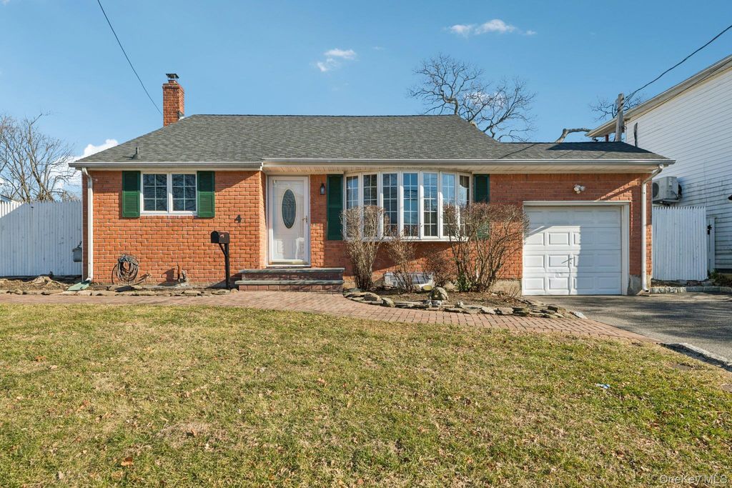 Photo of 4 Oakley Drive, Huntington Station, NY 11746 (MLS # 951651)