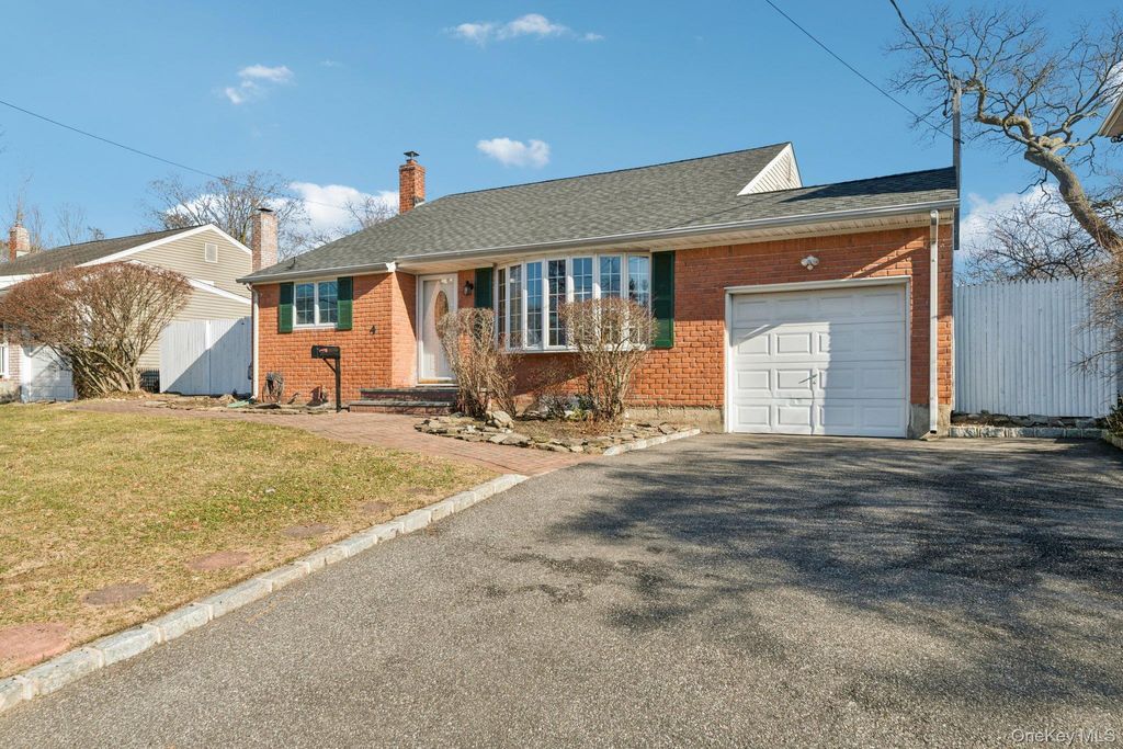 Photo of 4 Oakley Drive, Huntington Station, NY 11746 (MLS # 951651)