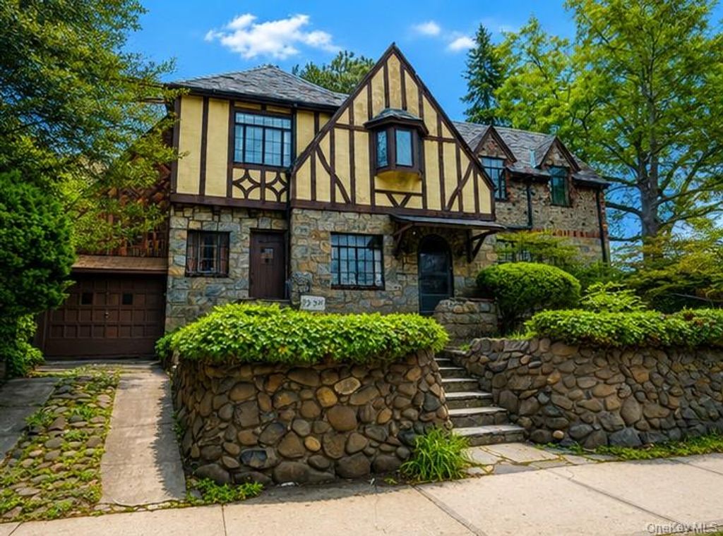 Photo of 32-29 Parsons Boulevard, Flushing, NY 11354 (MLS # 999460)