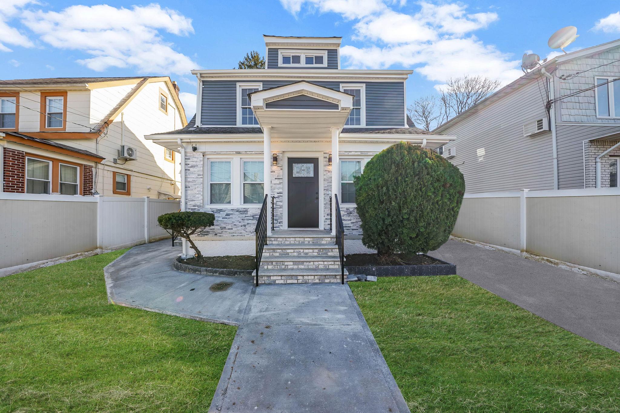 Mexico St St, Saint Albans, Queens, NY - 5 Bedrooms  
3 Bathrooms - 