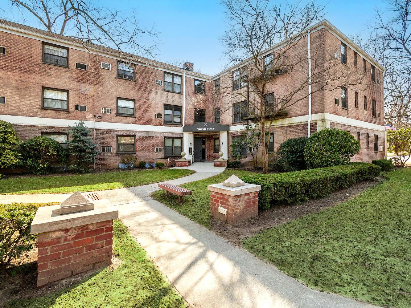 2 Terrace Circle #3H, Great Neck, New York image 3