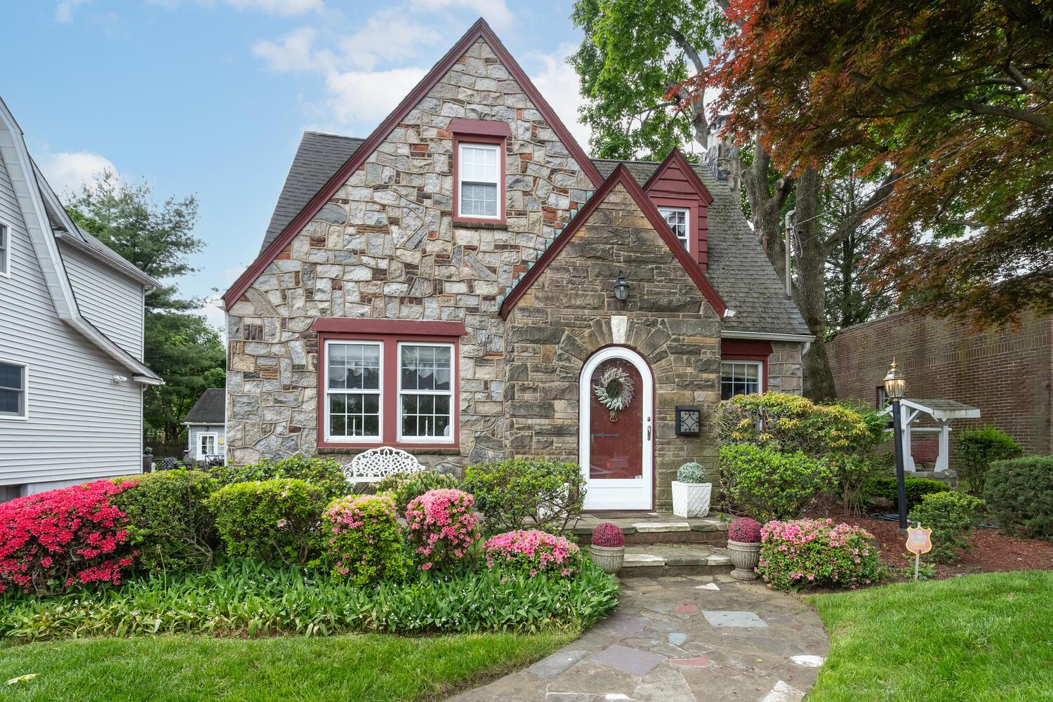 189 Meadowsweet Road, Mineola, New York image 1