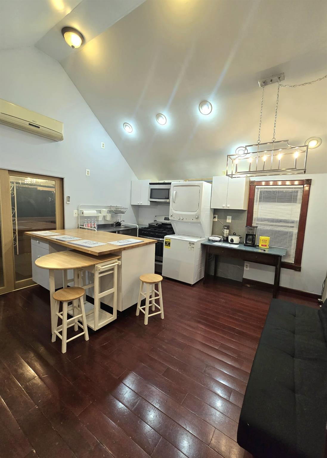 69th Road Rd 2, Forest Hills, Queens, NY - 1 Bedrooms  
1 Bathrooms  
4 Rooms - 