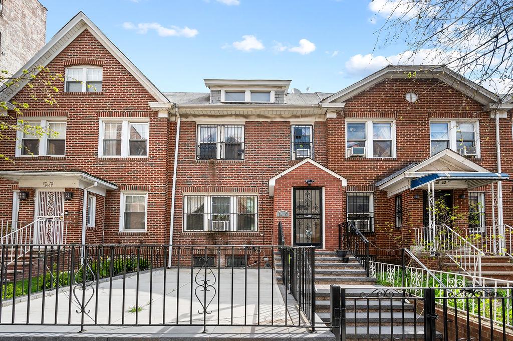 91 Street, Jackson Heights, Queens, NY - 3 Bedrooms  
3 Bathrooms  
7 Rooms - 