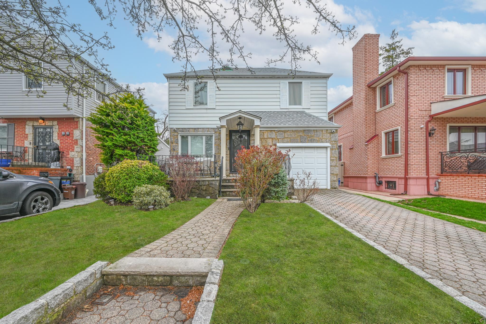 Property for Sale at 190th Street, Jamaica Estates, Queens, NY - Bedrooms: 3 
Bathrooms: 3 
Rooms: 5  - $1,698,000