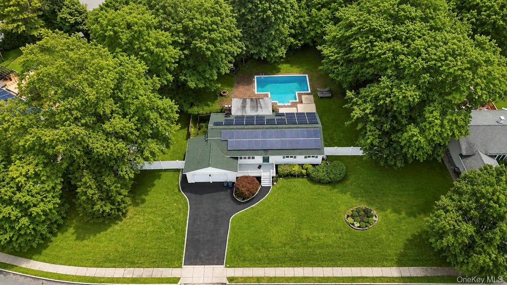 Photo of 10 Aron Drive, Bohemia, NY 11716 (MLS # 1033026)