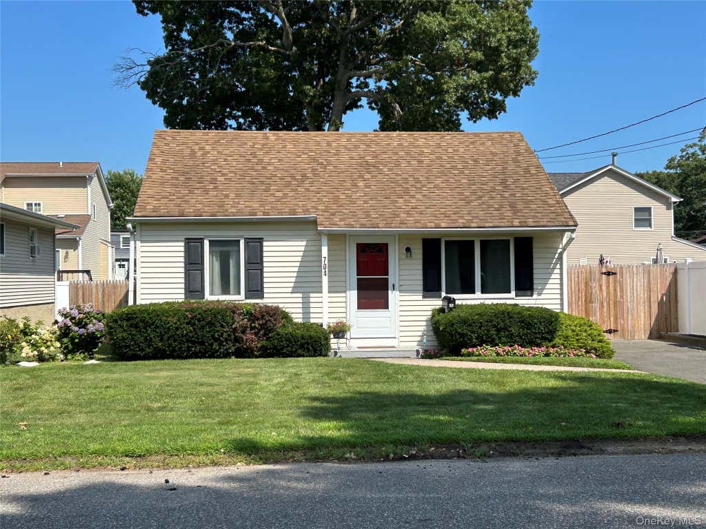 Photo of 704 Myrtle Avenue, West Islip, NY 11795 (MLS # 1036642)