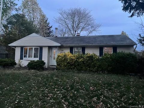 Photo of 2909 Falcon Avenue, Medford, NY 11763 (MLS # 928501)