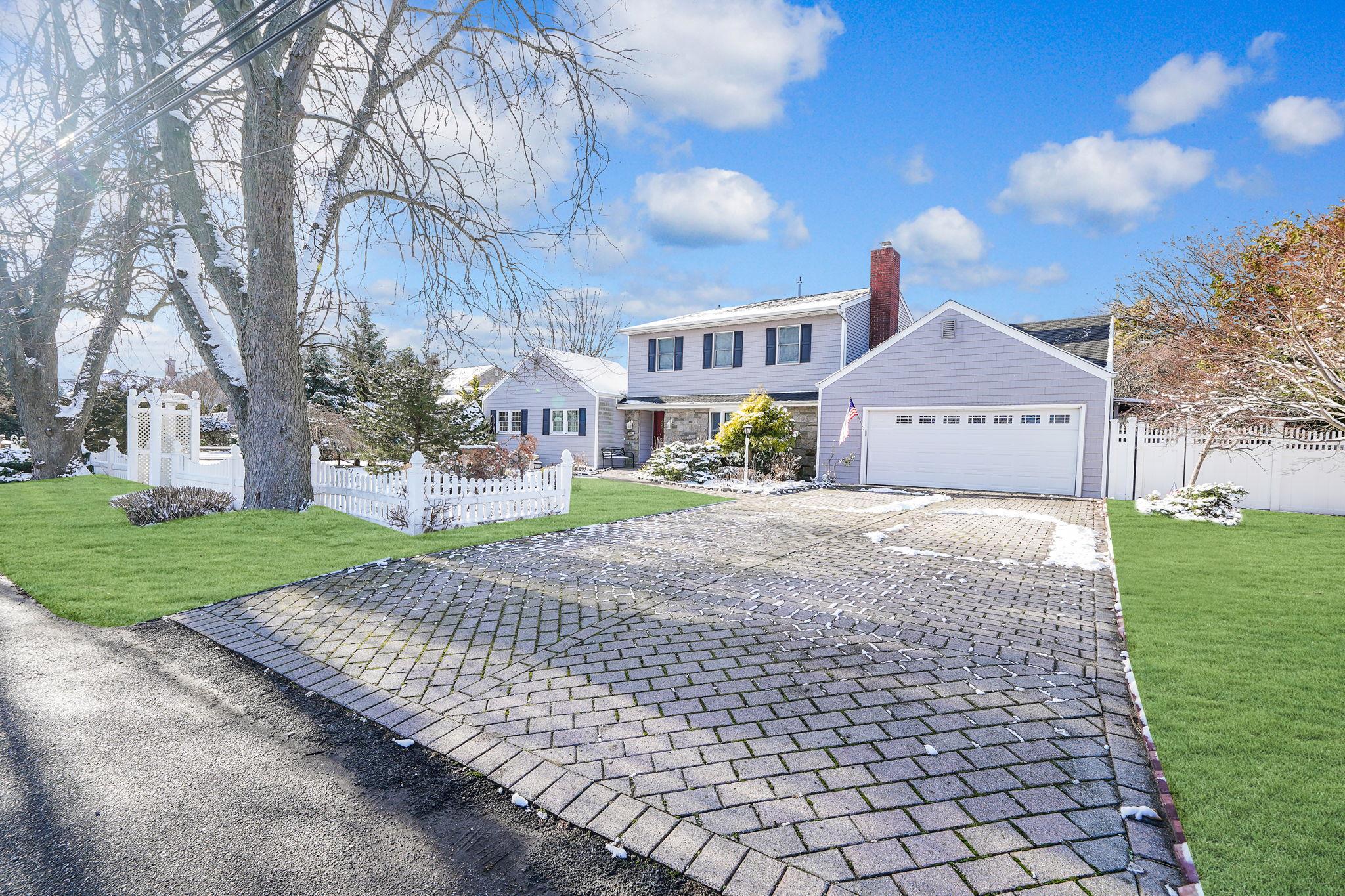 102 Wagstaff Ln, West Islip, New York image 3