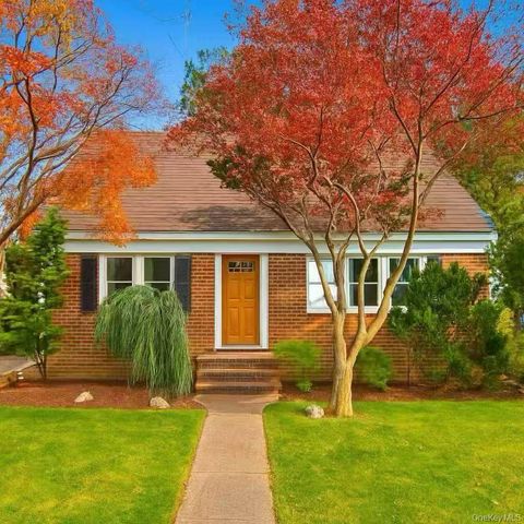 Photo of 243 Cushing Avenue, Williston Park, NY 11596 (MLS # 937421)