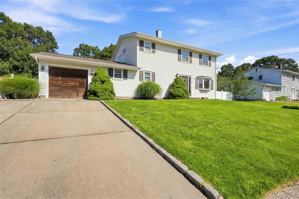 Photo of 25 Harvey Lane, Ronkonkoma, NY 11779 (MLS # 1043809)